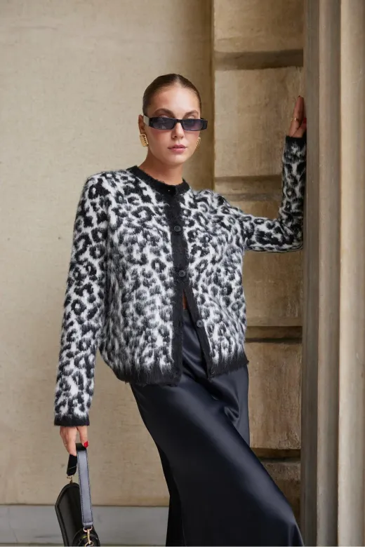 Askı Nişantaşı 104-00372 Siyah Leopar Desenli Hırka