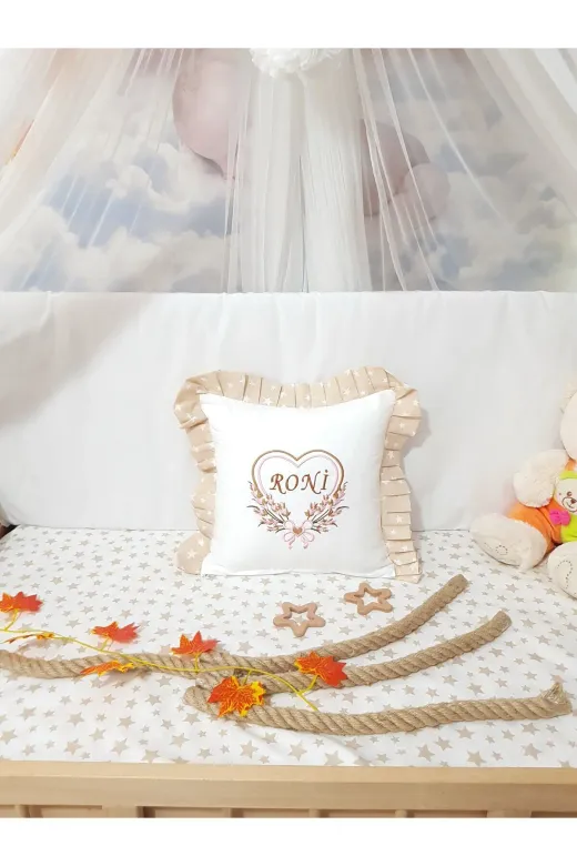Baby Clime KIRLENT-8. 40X40 Cm Fırfırlı Nakışlı Kırlent Bebek İsimli Takı Yastığı İçi Dolgulu Kahverengi C4