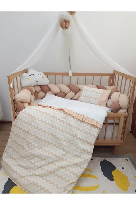 Baby Clime MASAL-1. 80X130 Masal Serisi Örgülü Bebek Uyku Seti - İsim Nakışlı Bej Fırfırlı Nevresim