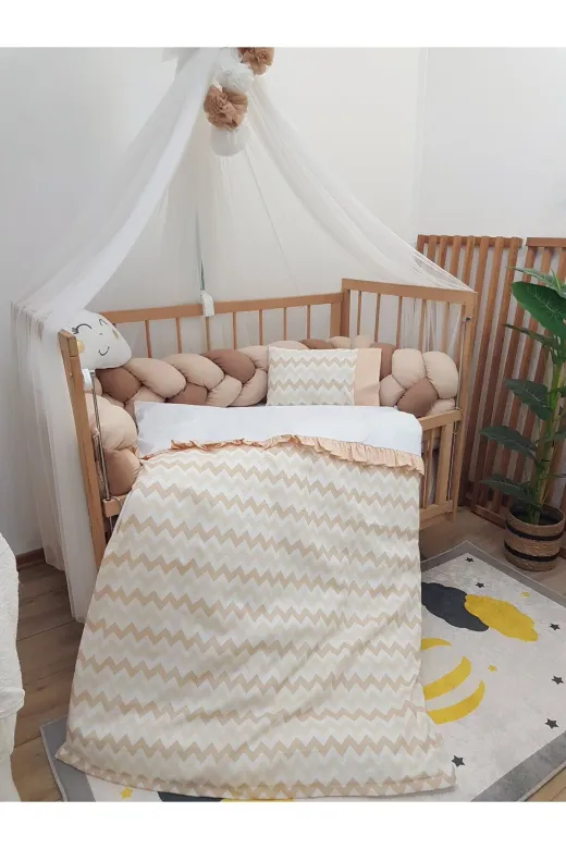 Baby Clime MASAL-1. 80X130 Masal Serisi Örgülü Bebek Uyku Seti - İsim Nakışlı Bej Fırfırlı Nevresim