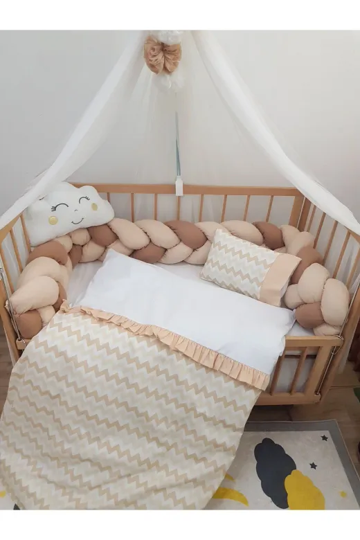 Baby Clime MASAL-1. 80X130 Masal Serisi Örgülü Bebek Uyku Seti - İsim Nakışlı Bej Fırfırlı Nevresim