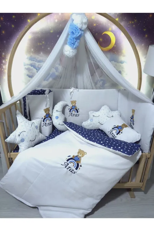 Baby Clime USN-60120-LCİB-2. 60X120 Isim Nakışlı Bebek Uyku Seti - Lüks Cibinlik Mavi Ponponlu - Gökkuşağı Ayıcık Motifli