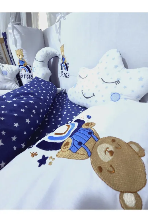 Baby Clime USN-60120-LCİB-2. 60X120 Isim Nakışlı Bebek Uyku Seti - Lüks Cibinlik Mavi Ponponlu - Gökkuşağı Ayıcık Motifli