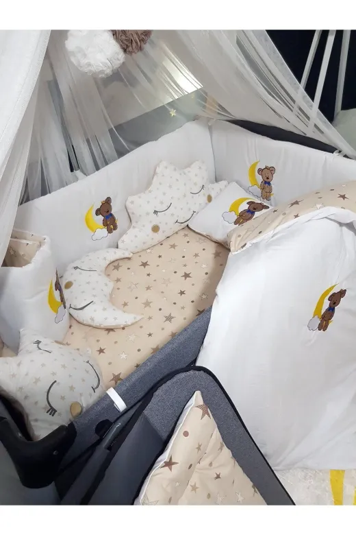 Baby Clime USN-70110-LCİB-1. 70X110 Nakışlı Bebek Uyku Seti Isimli - Lüks Cibinlik Ve Aparat - Ayda Oturan Ayıcık Motifli