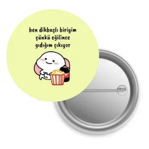 Ben Dikbaşlı Biriyim Çünkü Eğilince Gıdığım Çıkıyor / Rozet