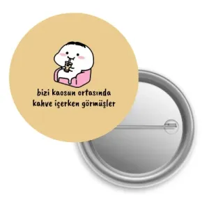 Bizi Kaosun Ortasında Kahve İçerken Görmüşler / Rozet