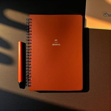 Diğer 126621368 4 Aylık Hedef Ve Egzersiz Planlayıcı Defter, A5 Spiralli, 132 Sayfa, Deri Kapak Fit Journal Turuncu