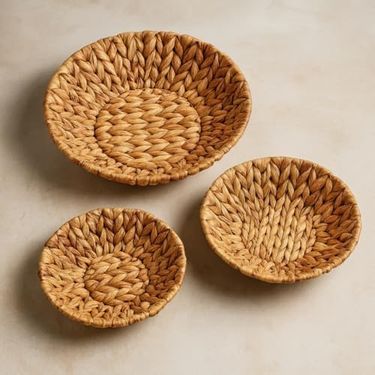 Diğer 126627798 3'lü Hasır Dekoratif Tepsi Seti Çok Amaçlı Sunum & Düzenleyici Mutfak, Salon, Bahçe El Yapımı Su Sümbülü Dokuma 3 Boy 27Cm-5Cm, 31Cm-6Cm, 35Cm-7Cm