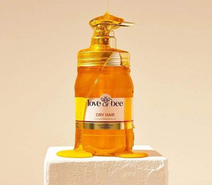 Diğer 128843408 Komili 1878 Of Bee Kuru Saçlar İçin Doğal Bal İçeren Yoğun Nemlendirici Premium Şampuan - 420 Ml