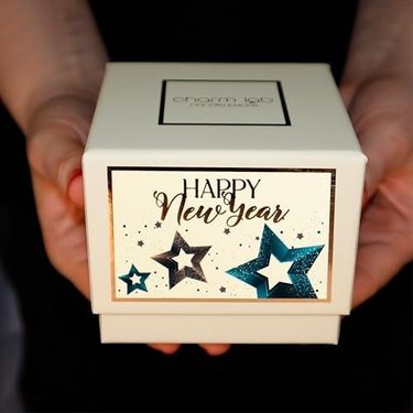 Diğer 57855210124852080184975 Charm Lab Candle Yılbaşı Hediyesi, Ahşap Ve Baharatlı Sandal Kokulu, Doğal Bio Balmum, 135 G Kokulu Mum, 40 Saat Yanma Süresi, Lüks Kutulu, Kadın Ve Erkek İçin Şık Yılbaşı Hediyesi 50 X 22