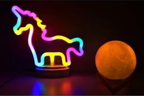 Diğer 57858324443104299283959 Sevimli Renkli Neon Ve 3D Küre Stantlı, Pil + Kablo'lu Gece Lambası Çocuk Odası Festival Parti Dekorasyon .