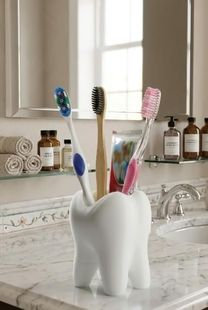 Diğer 57858324443363599283959 Diş Şeklinde Dekoratif Diş Fırçalık, Beyaz, Plastik, Modern Diş Fırçası Ve Diş Macunu Tutucu Açık Ahşap