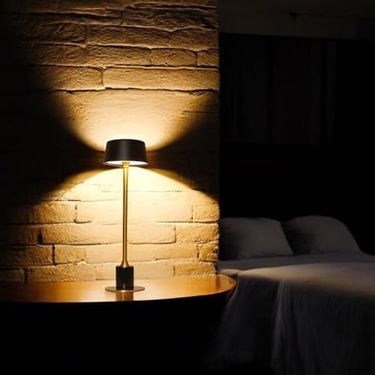 Diğer 57858324443451399283959 Led Meragold Masa Lambası, 3000K Günışığı, Şarj Edilebilir, Taşınabilir, 3 Kademe Dokunmatik Parlaklık Ayarı, Alüminyum Gövde, Mermer Görünüm, Restoran, Yemek Masası, Yatak Başı Ve Çalışma Masası İçin .