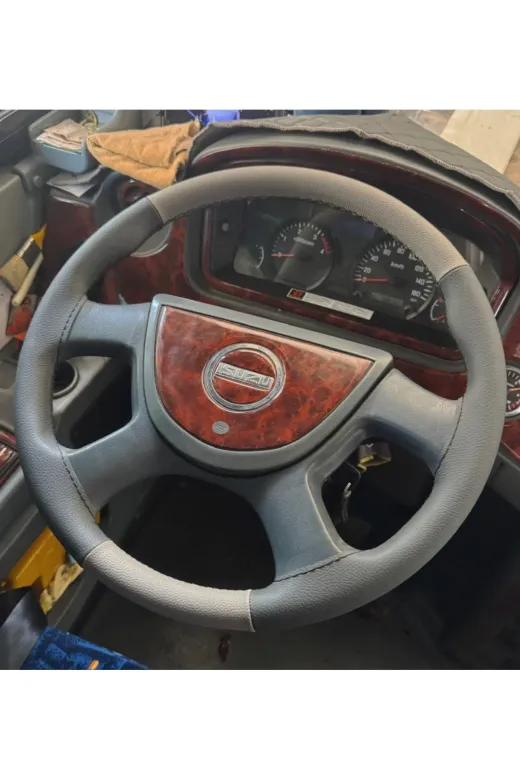 DİKİŞLİ DİREKSİYON KILIFI KOYU GRİ DERİ AÇIK GRİ DERİ SİYAH DİKİŞLİ ISUZU NOVO OTOBÜS İÇİN