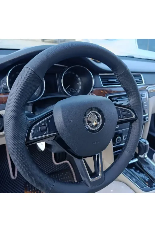 DİKİŞLİ DİREKSİYON KILIFI NOKTALI/ SİYAH DERİ SİYAH DİKİŞLİ SKODA SÜPERB OCTAVİA KAMİQ KODİAQ İÇİN
