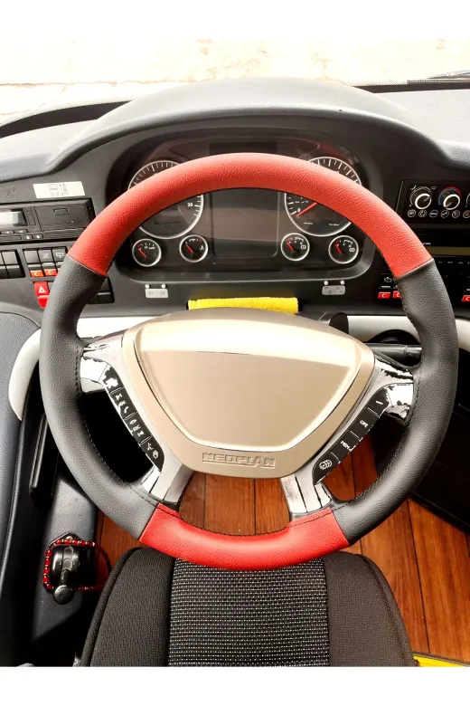 DİKİŞLİ DİREKSİYON KILIFI SİYAH DERİ KIRMIZI DERİ SİYAH DİKİŞLİ NEOPLAN OTOBÜS İÇİN