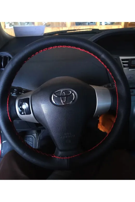 DİKİŞLİ DİREKSİYON KILIFI SİYAH DERİ KIRMIZI DİKİŞLİ TOYOTA YARİS İÇİN