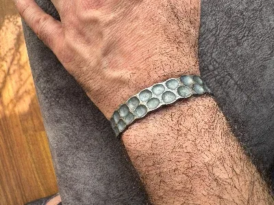 El Yapımı 925 Ayar Gümüş Ağır Dövme Manşet Bileklik | Rustik Desenli Erkek Bilekliği 44 Gram