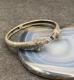 El Yapımı 925 Ayar Gümüş Ağır Viking Ejderha/Kurt Başlı Bileklik | Kırmızı Gözlü İskandinav Bileklik 27,6 Gram