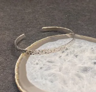 El Yapımı 925 Ayar Gümüş Dövme İnce Manşet Bileklik | Minimalist Dokulu Bileklik 9.2 Gram