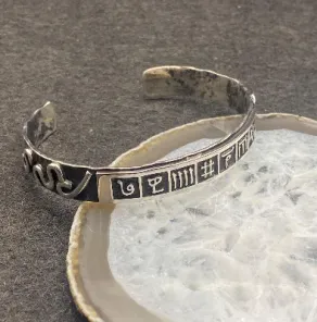 El Yapımı 925 Ayar Gümüş En Ağır Rune Sembollü Manşet Bileklik | Antik Hiyeroglif Panelli Bileklik 29,5 Gram