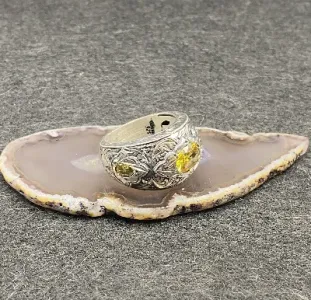 El Yapımı 925 Ayar Gümüş Geniş Bant Erkek Yüzüğü | Osmanlı İşlemeli Peridot Taşı 18 Gram