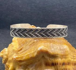 El Yapımı 925 Ayar Gümüş Katı Şevron Motifli Erkek Bileklik | Oksitlenmiş Geometrik Bileklik 17 Gram