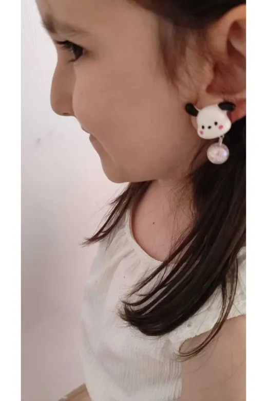 FAMEMUS ACCESSORY 0020067 Sevimli İnek Figürlü Sallantılı Çocuk Küpesi – Pembe Parlak Boncuklu, Klipsli