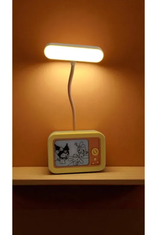 FAMEMUS ACCESSORY 007777858596 Kuromi Temalı Retro Tv Tasarımlı Led Masa Lambası. Hediyelik Eşya Sarı Renk