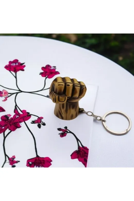 FAMEMUS ACCESSORY 0090171 Metal Yumruk Tasarımlı Anahtarlık – Altın Renk..