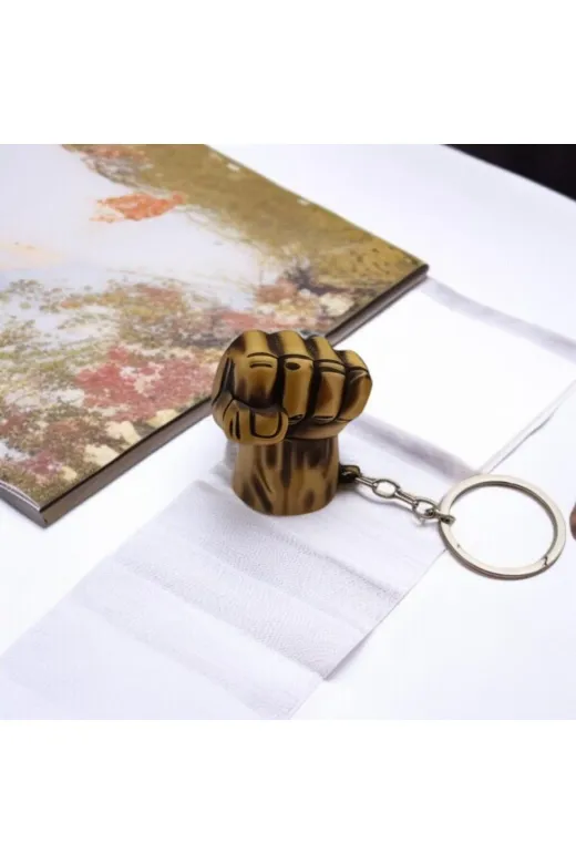 FAMEMUS ACCESSORY 0090171 Metal Yumruk Tasarımlı Anahtarlık – Altın Renk..
