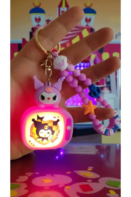 FAMEMUS ACCESSORY 214wrdss Kuromi Tv Ekran Işıklı Silikon Kayış Çanta Aksesuar Ve Anahtarlık Kayış Hariç Boyut (7Cm*5Cm )