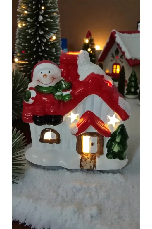FAMEMUS ACCESSORY 23wewwr43 Yılbaşı Süs Ev Modelli Işıklı Ve Çam Şeklinde Biblo Ürün Boyut 13*12Cm