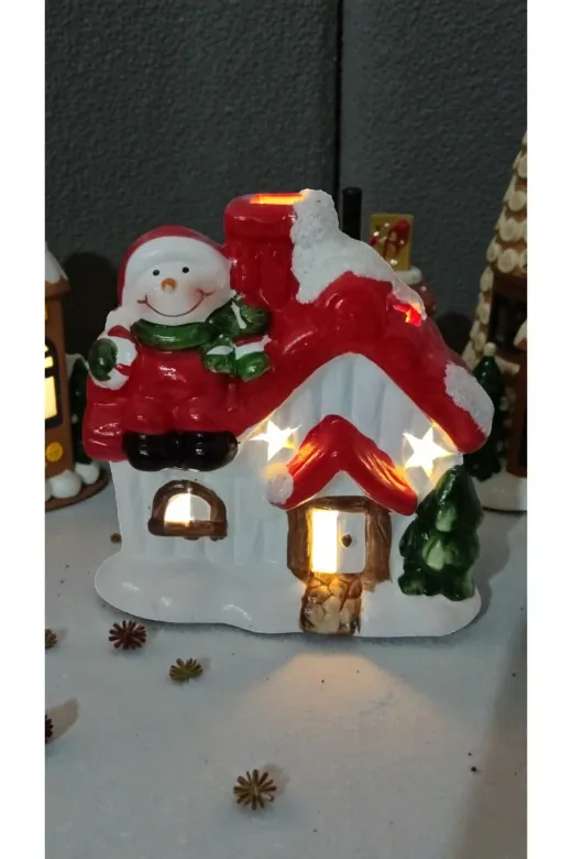 FAMEMUS ACCESSORY 23wewwr43 Yılbaşı Süs Ev Modelli Işıklı Ve Çam Şeklinde Biblo Ürün Boyut 13*12Cm