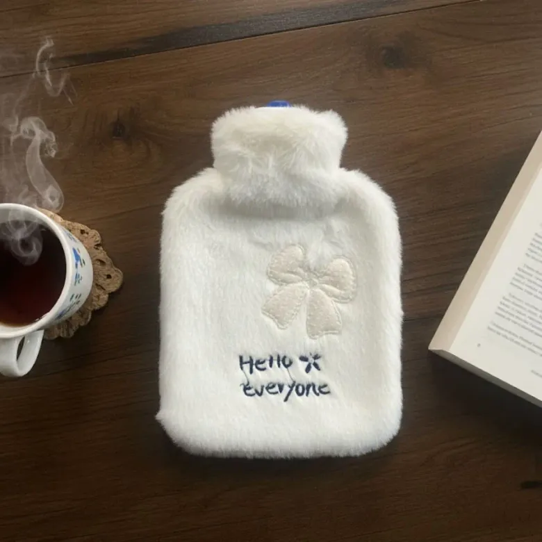 Hello Everyone Yazılı Kurdeleli Beyaz Peluş Sıcak Su Torbası 1 Lt – Yumuşak Kılıf, Uzun Süre Sıcak Tutan Termal Su Torbası (4745)