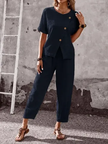 Kadın Kısa Kollu Asimetrik Kesim Detaylı Düğmeli Bürümcük Bluz Ve Pantolon Ikili Takım - 2XL-3XL - Siyah