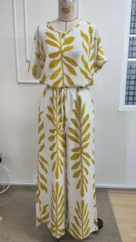 Kadın Kısa Kollu V Yakalı Desenli Aerobin Bluz Ve Pantolon Ikili Takım - L-XL - Altın