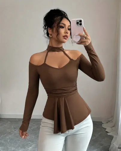 Kadın Omuzlardan Açık Yarı Balıkçı Yaka Uzun Kollu V Yakalı Onu Pileli Viskon Bluz - L-XL - Kahve
