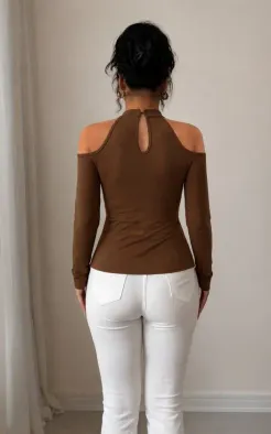 Kadın Omuzlardan Açık Yarı Balıkçı Yaka Uzun Kollu V Yakalı Onu Pileli Viskon Bluz - L-XL - Kahve