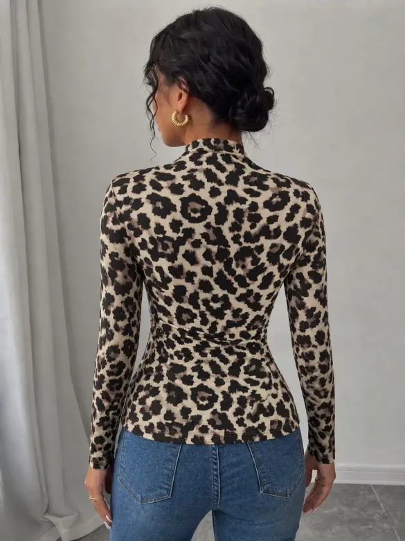 Kadın Uzun Kollu Geometrik Yaka Detaylı Tüllü Yırtmaçlı Uzun Kadife Bluz - 2XL-3XL - Leopar