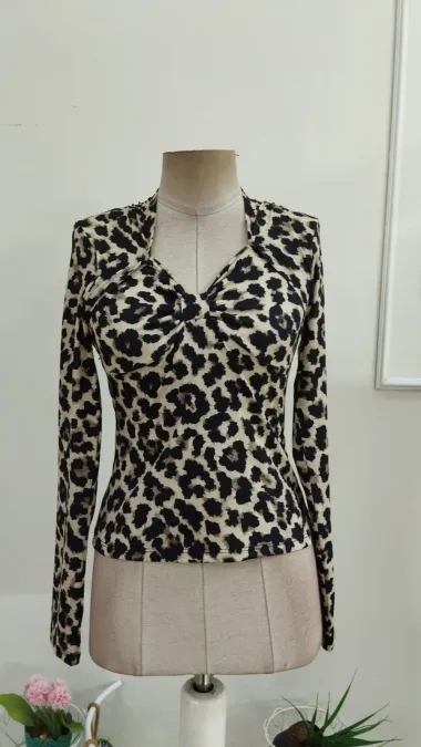 Kadın Uzun Kollu Geometrik Yaka Detaylı Tüllü Yırtmaçlı Uzun Kadife Bluz - 2XL-3XL - Leopar