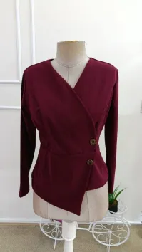 Kadın Uzun Kollu Kruvaze Yakalı Düğmeli Asimetrik Detaylı Ithal Krep Bluz - S-M - Bordo