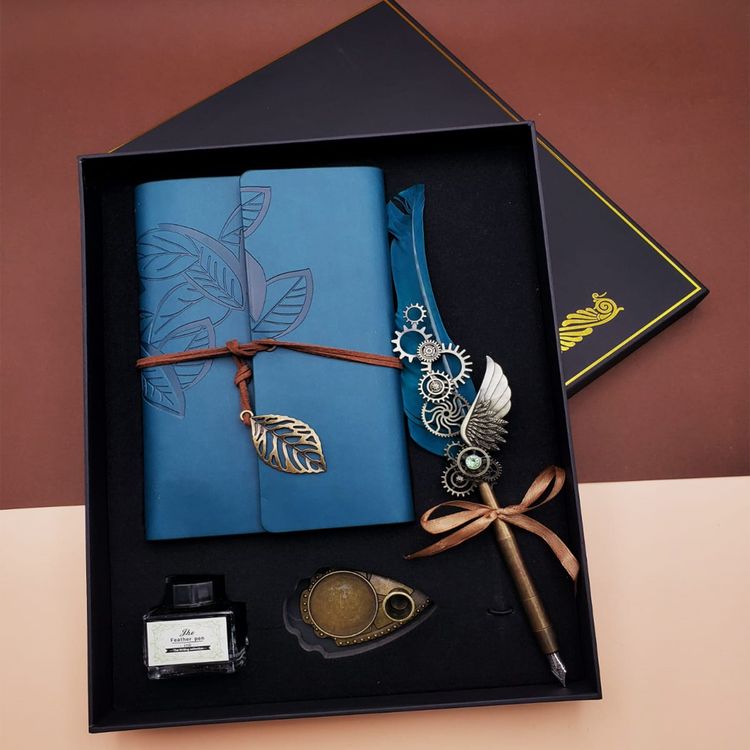 Kaligrafi Kalem Ve Vintage Tasarım Deri Defter Mavi