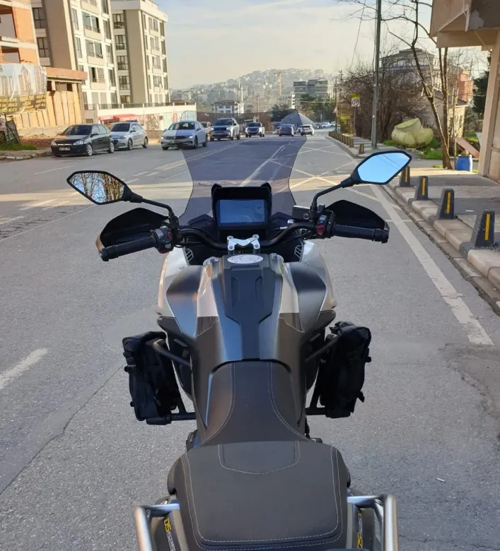 MOTOCAM Voge DS 625X Ön Cam 2023-2026 Model 65cm Füme Renkli 4mm SPORTİF MODEL