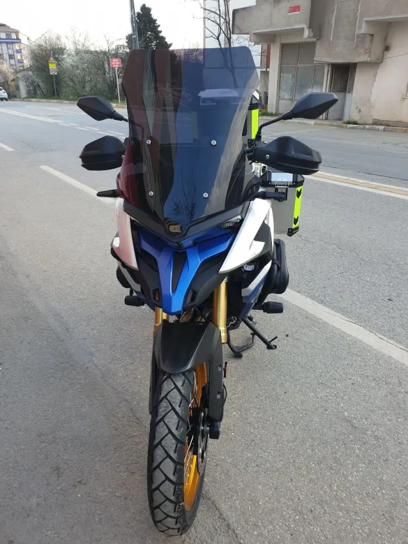 MOTOCAM Voge DSX 525 Ön Cam 2023-2026 Model 65cm Siyah Renkli 4mm SPORTİF MODEL