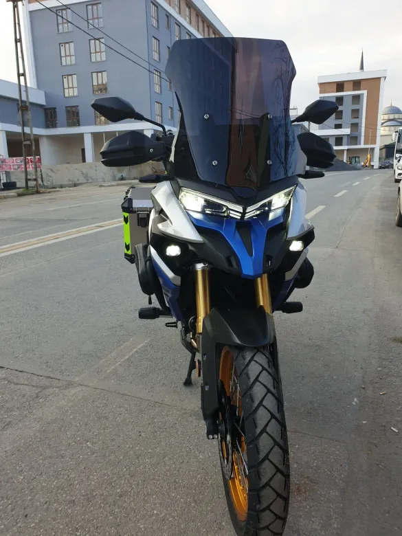 MOTOCAM Voge DSX 525 Ön Cam 2023-2026 Model 65cm Siyah Renkli 4mm SPORTİF MODEL