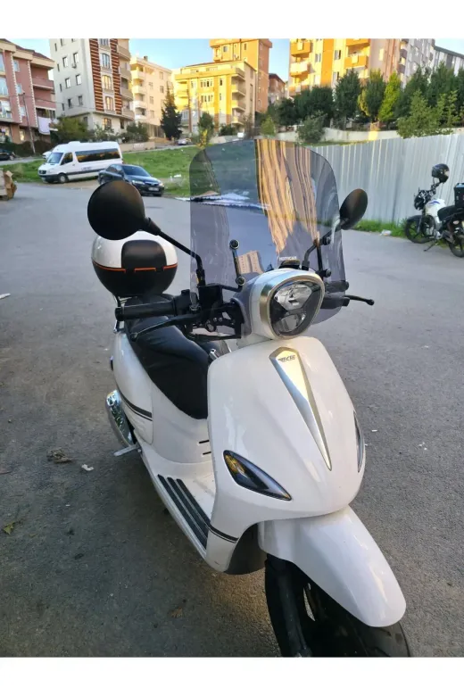 Rks Letbe LB 125 Ön Cam 2023-2026 Model 44cm Füme Renkli 4mm APARATSIZ