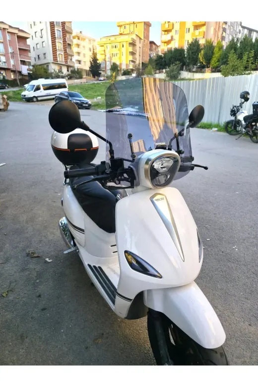 Rks Neon 125 Ön Cam 2023-2026 Model 44cm Füme Renkli 4mm APARATSIZ