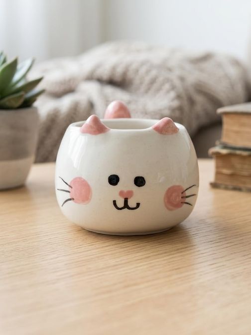 Royal Standart 57855210131434180184975 Sevimli Kedi Kupa 3D Kabartmalı El Yapımı Krem Parlak Kupa - El İşçiliği 3D Hediyelik Kupa Açık Ahşap