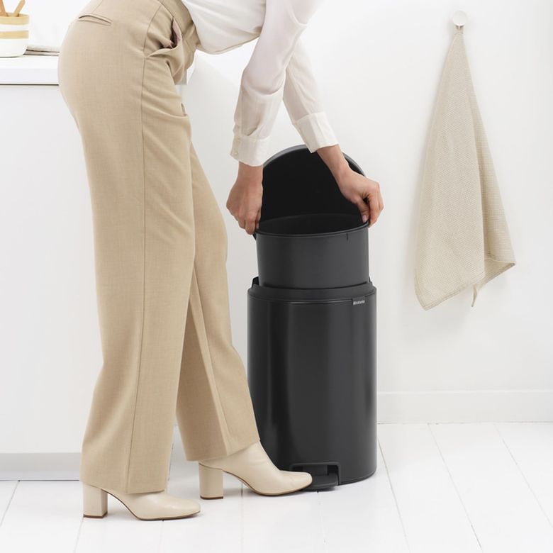 Schafer ₺5.799,00.*- Brabantia Newicon Matt Black Pedalli Çöp Kutusu 20 L